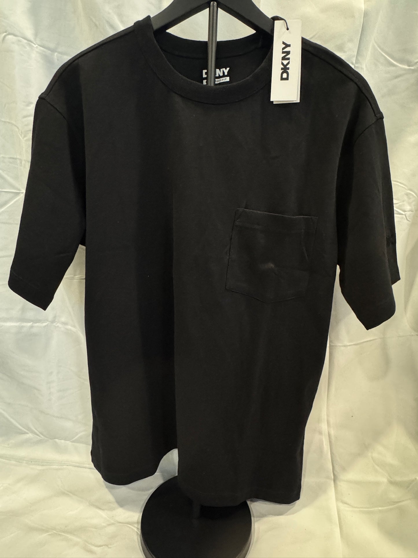 Playera DKNY con Bolsillo – Negra Minimalista