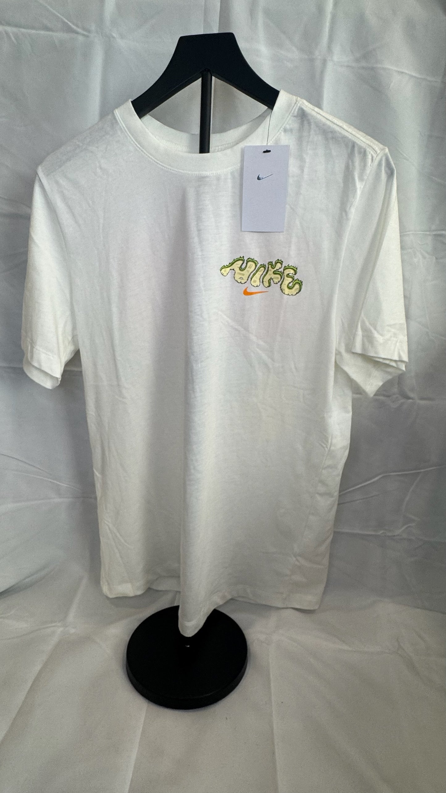 Playera Nike Blanca “Endless Bunker” Estilo Gráfico Unisex