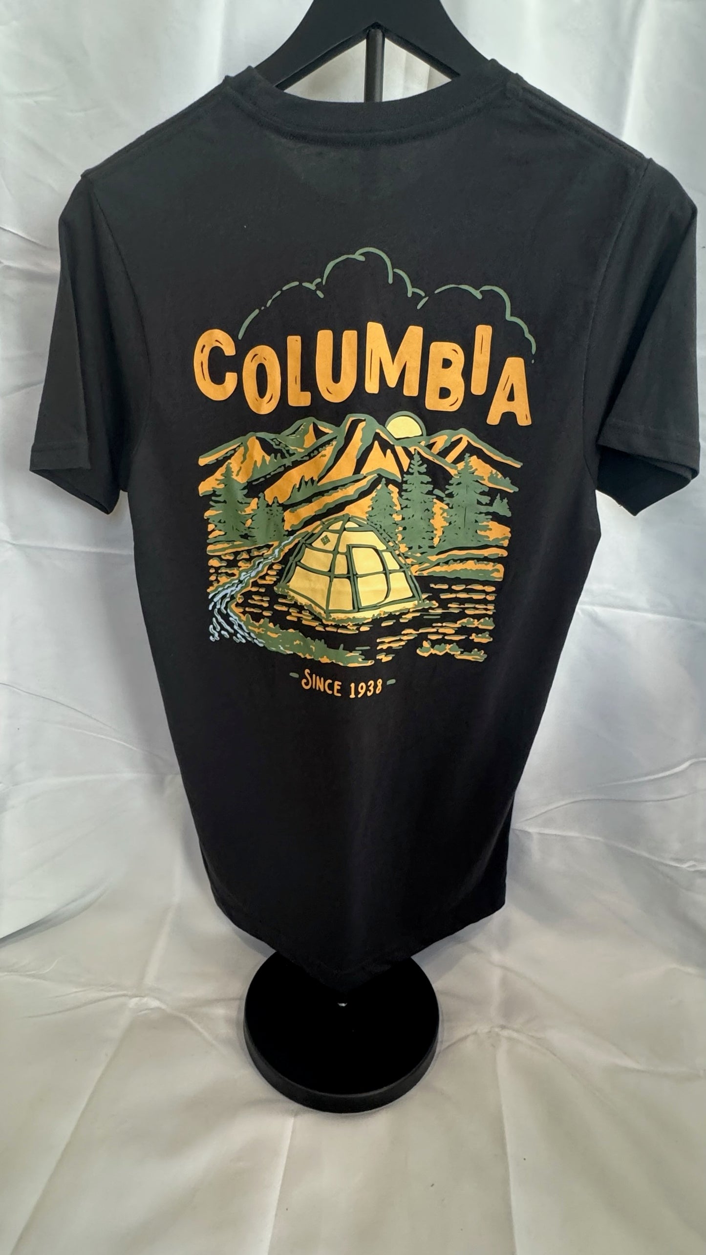 Playera Columbia Outdoor – Negra con Estampado Trasero