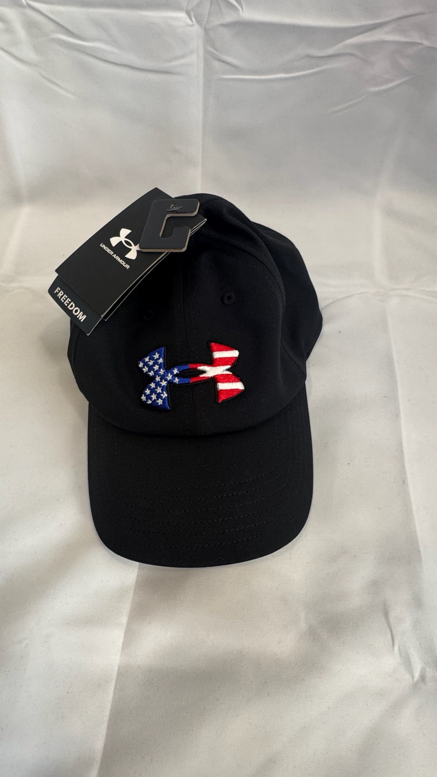 Gorra Under Armour – Negra con Logo Bandera USA