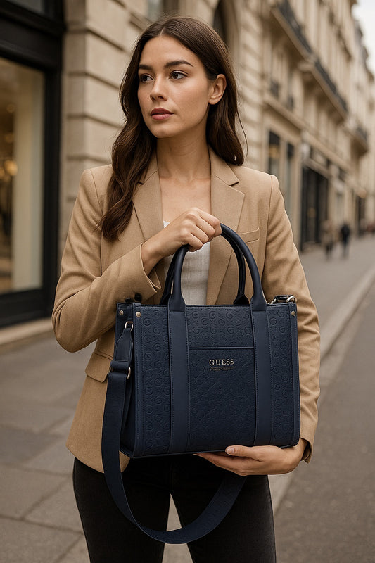 Bolso de Mano Guess con Detalles Ithaca