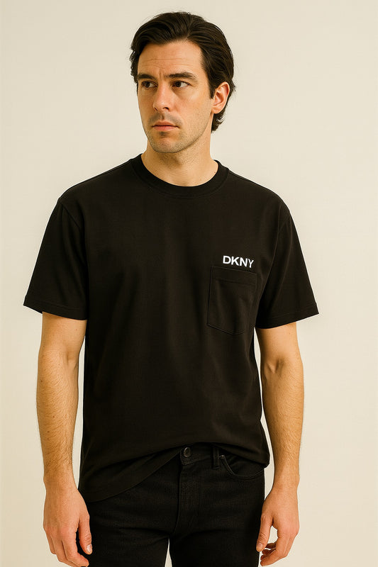 Playera DKNY con Bolsillo – Negra Minimalista