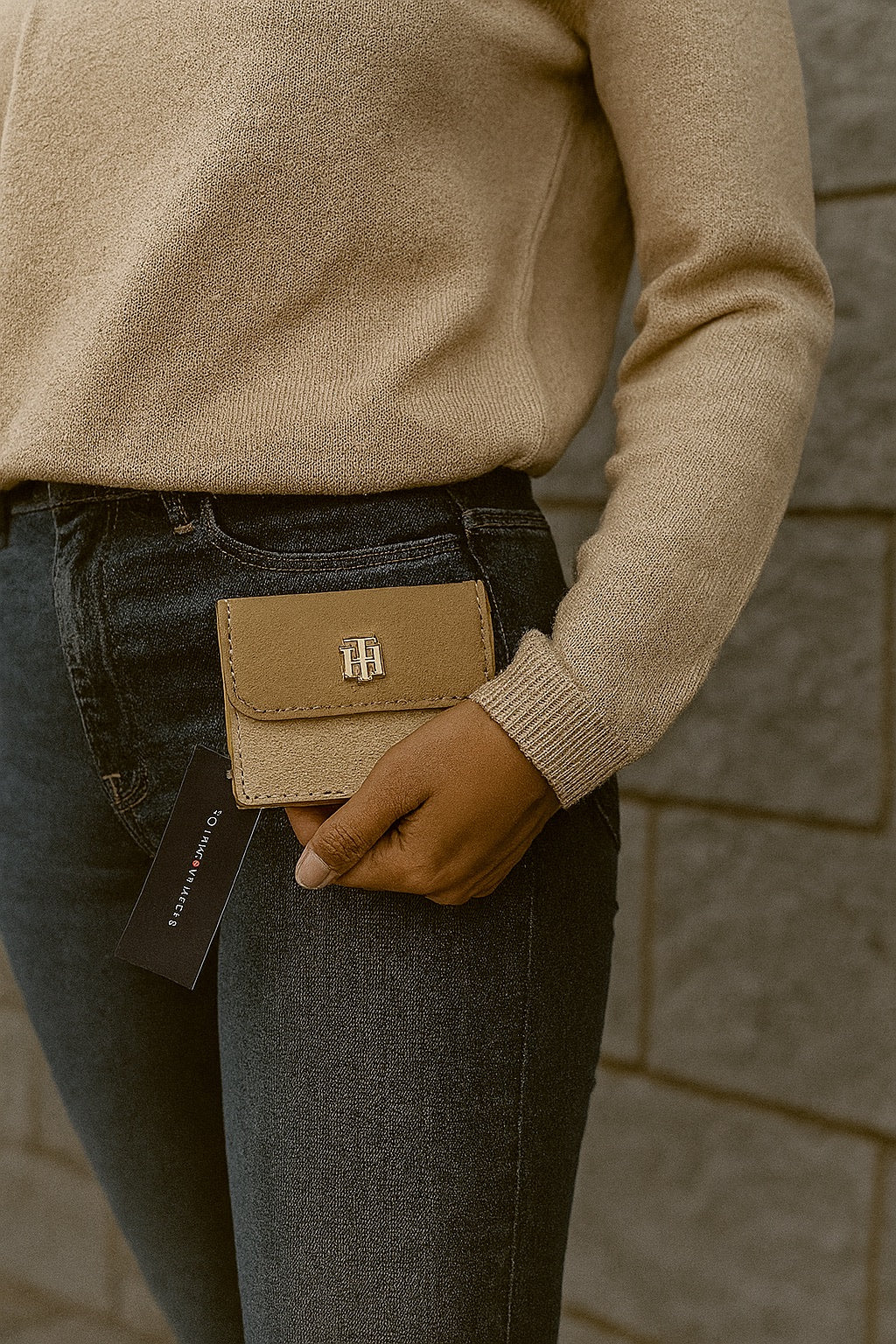 Cartera Tommy Hilfiger Minimalista en Tonos Arena para Mujer