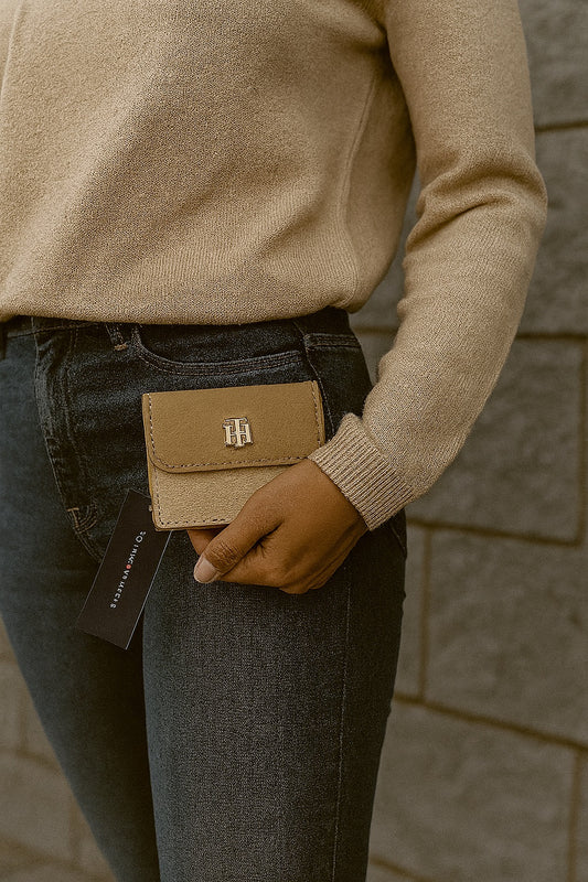 Cartera Tommy Hilfiger Minimalista en Tonos Arena para Mujer