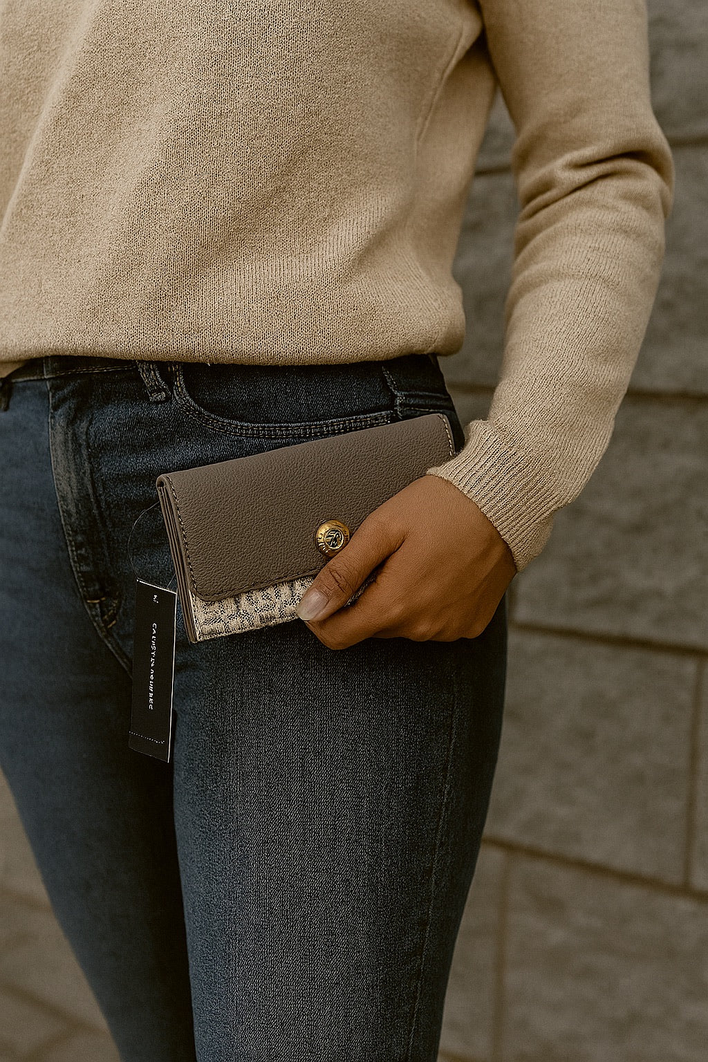 Cartera Tommy Hilfiger Plegable con Detalle Monograma y Botón Metálico