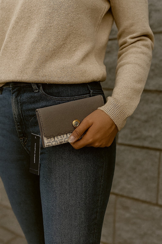 Cartera Tommy Hilfiger Plegable con Detalle Monograma y Botón Metálico