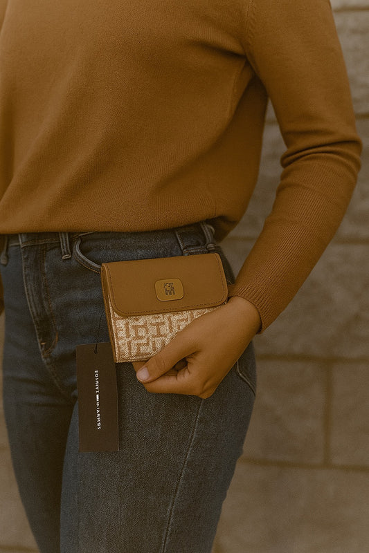 Cartera Tommy Hilfiger Doble Textura Café y Beige para Mujer