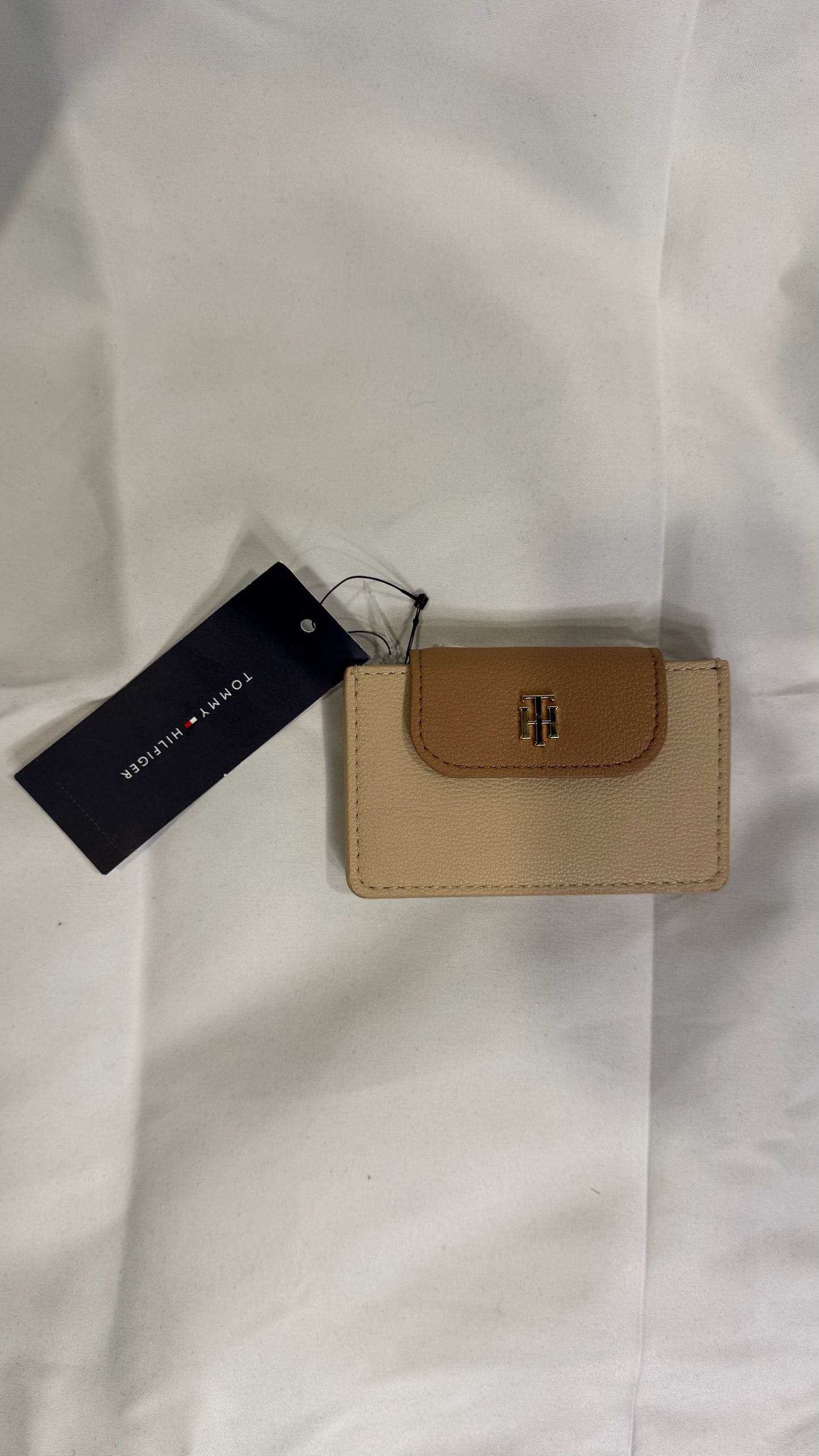 Cartera Tommy Hilfiger Minimalista en Tonos Arena para Mujer