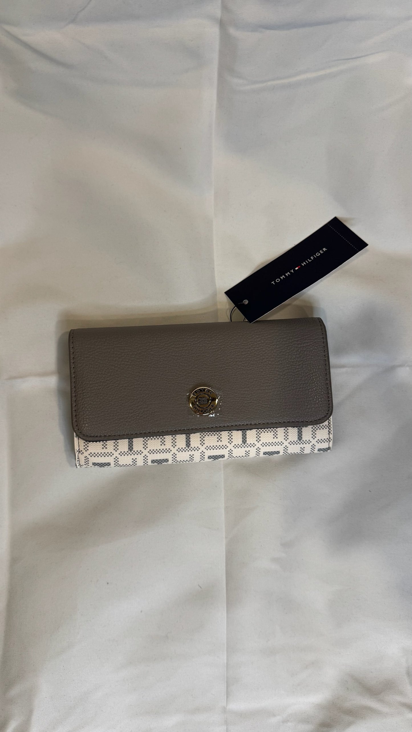 Cartera Tommy Hilfiger Plegable con Detalle Monograma y Botón Metálico