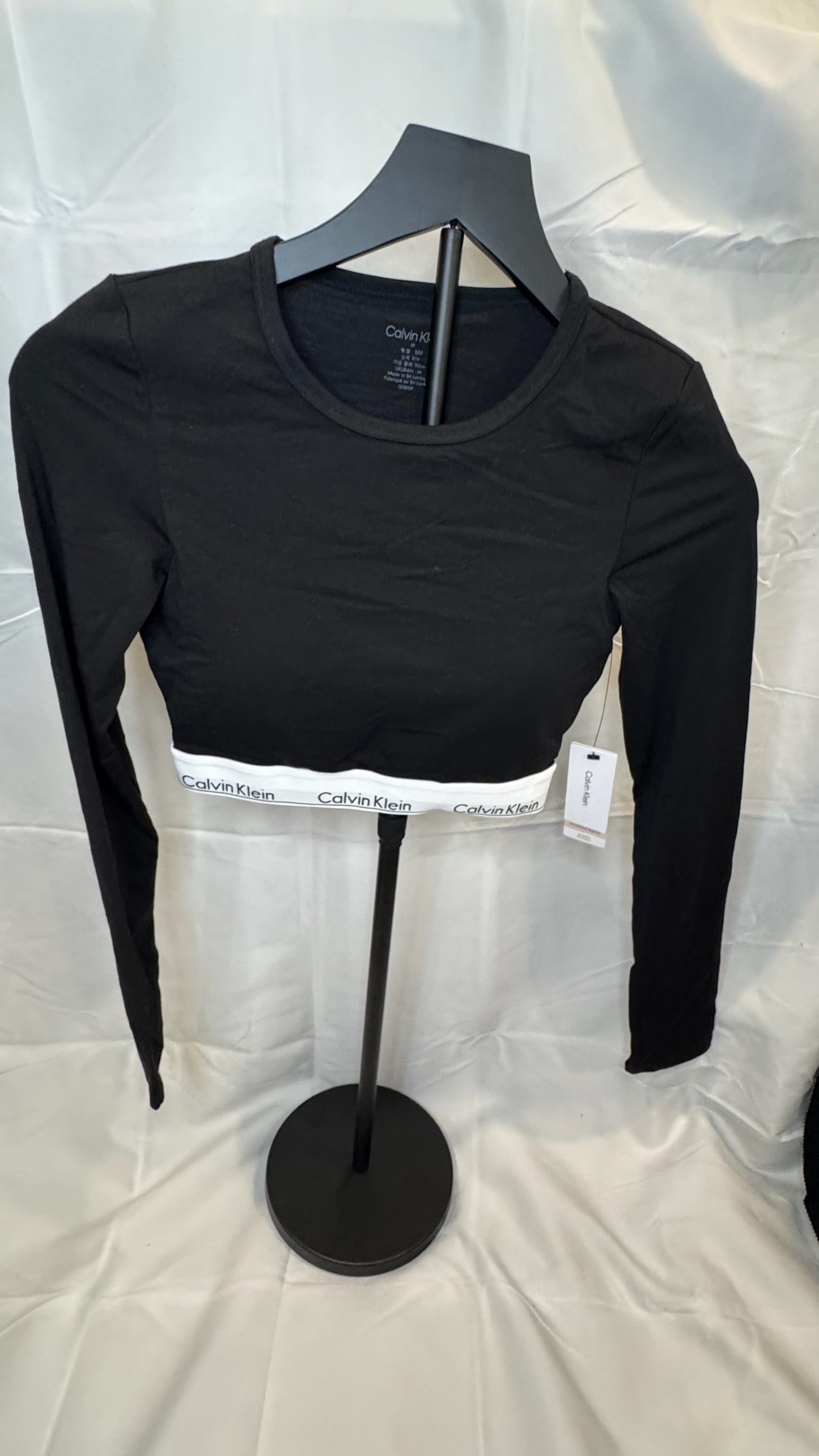 Crop Top Calvin Klein de Manga Larga con Logo – Negro  Jaspeado