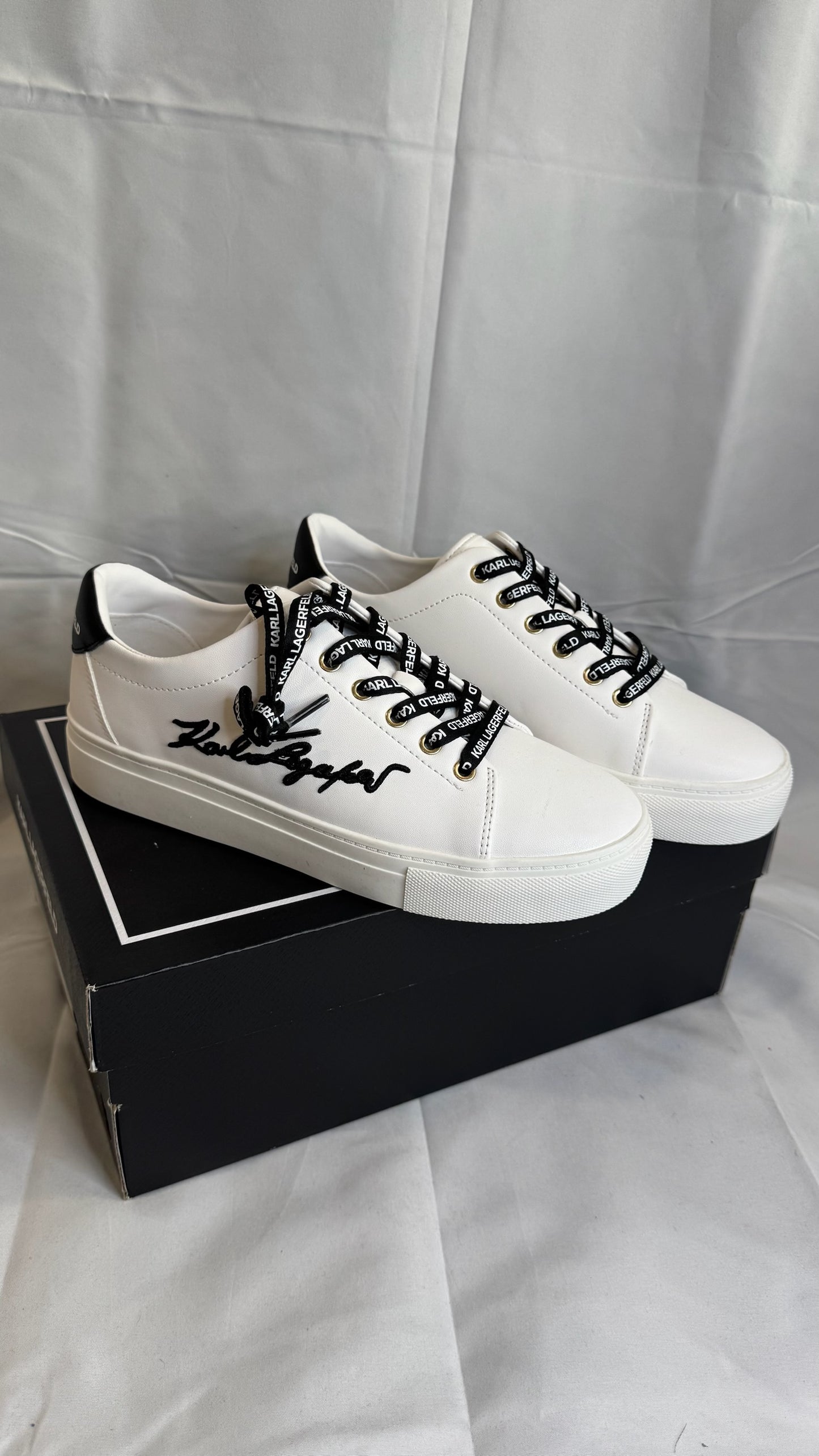 Karl Lagerfeld – Tenis blancos con detalle “Babbygood” y agujetas estampadas