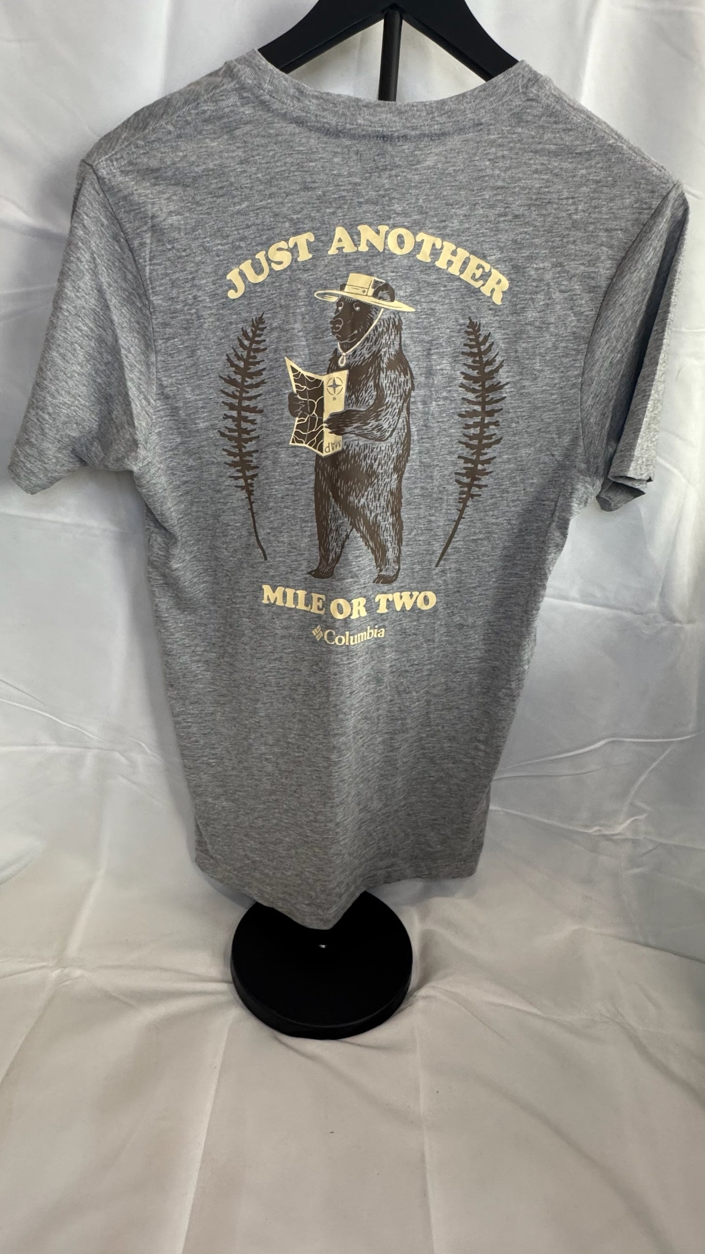 Playera Columbia “Just Another Mile or Two” – Gris