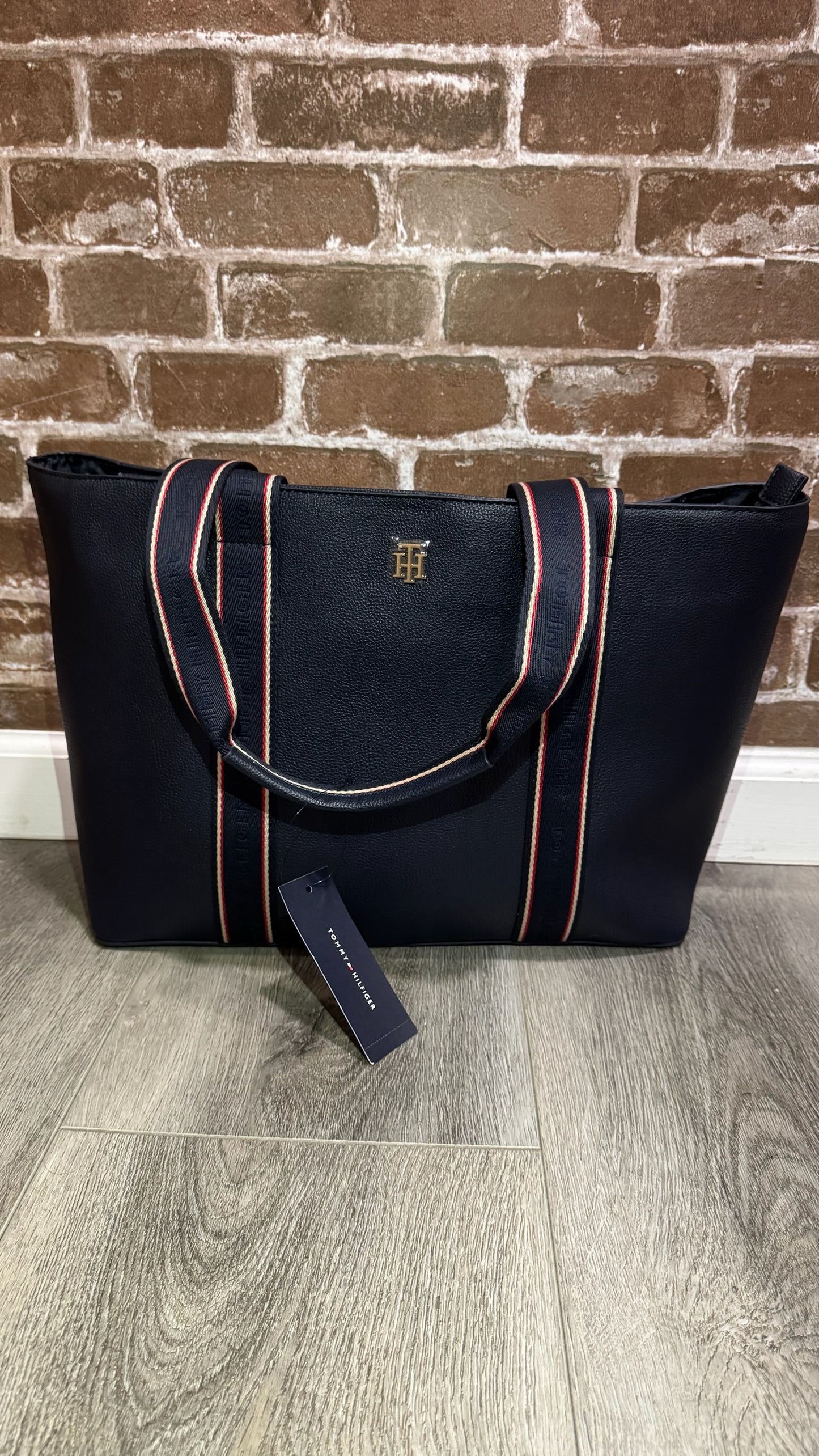 Bolso Tote Tommy Hilfiger con Logo Metálico y Rayas Verticales
