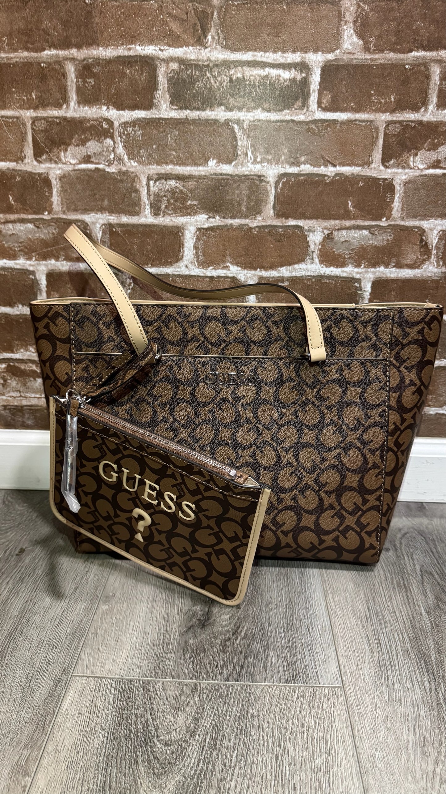 Bolso Tote Guess Monograma con Pouch Removible
