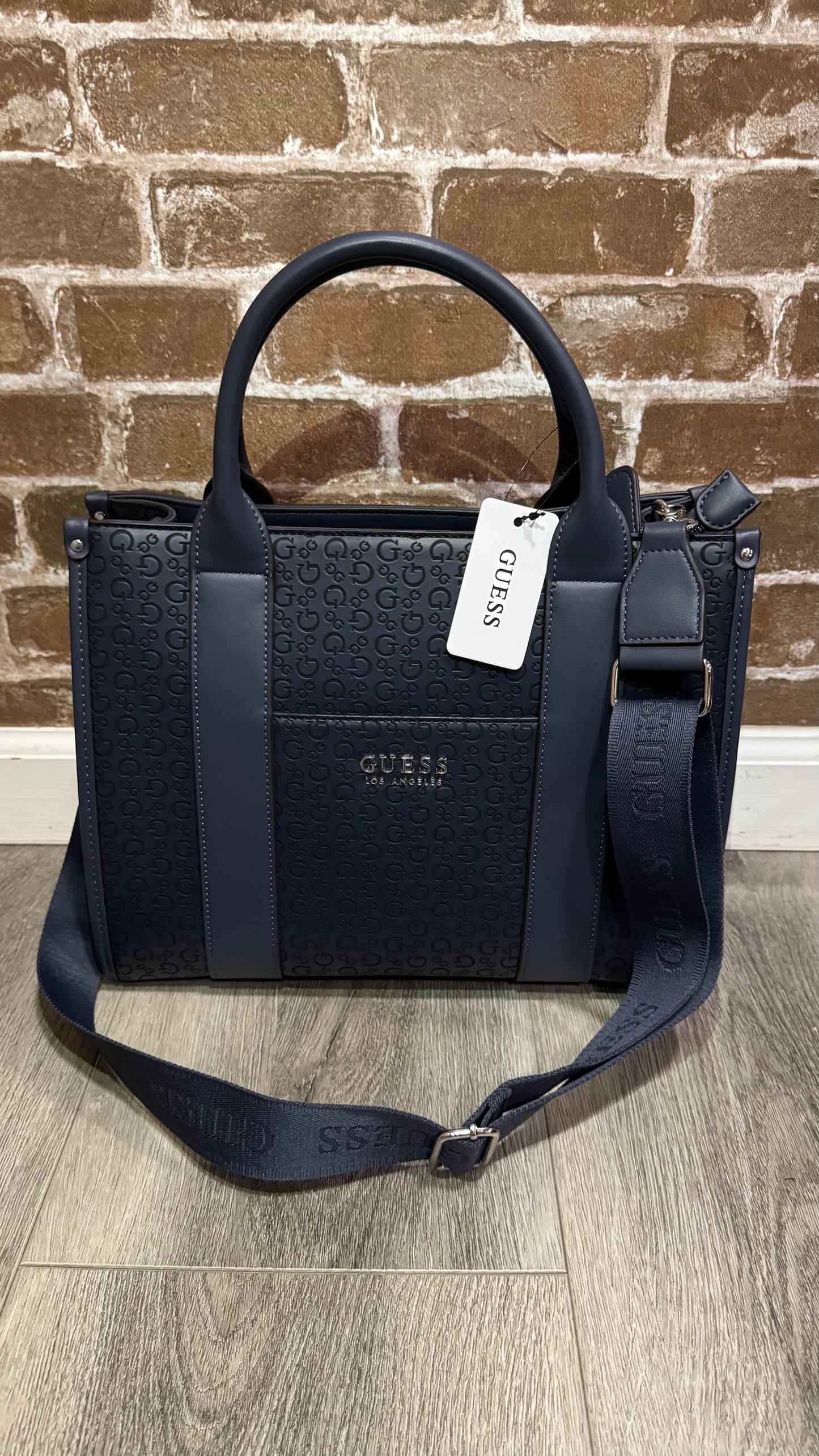 Bolso de Mano Guess con Detalles Ithaca